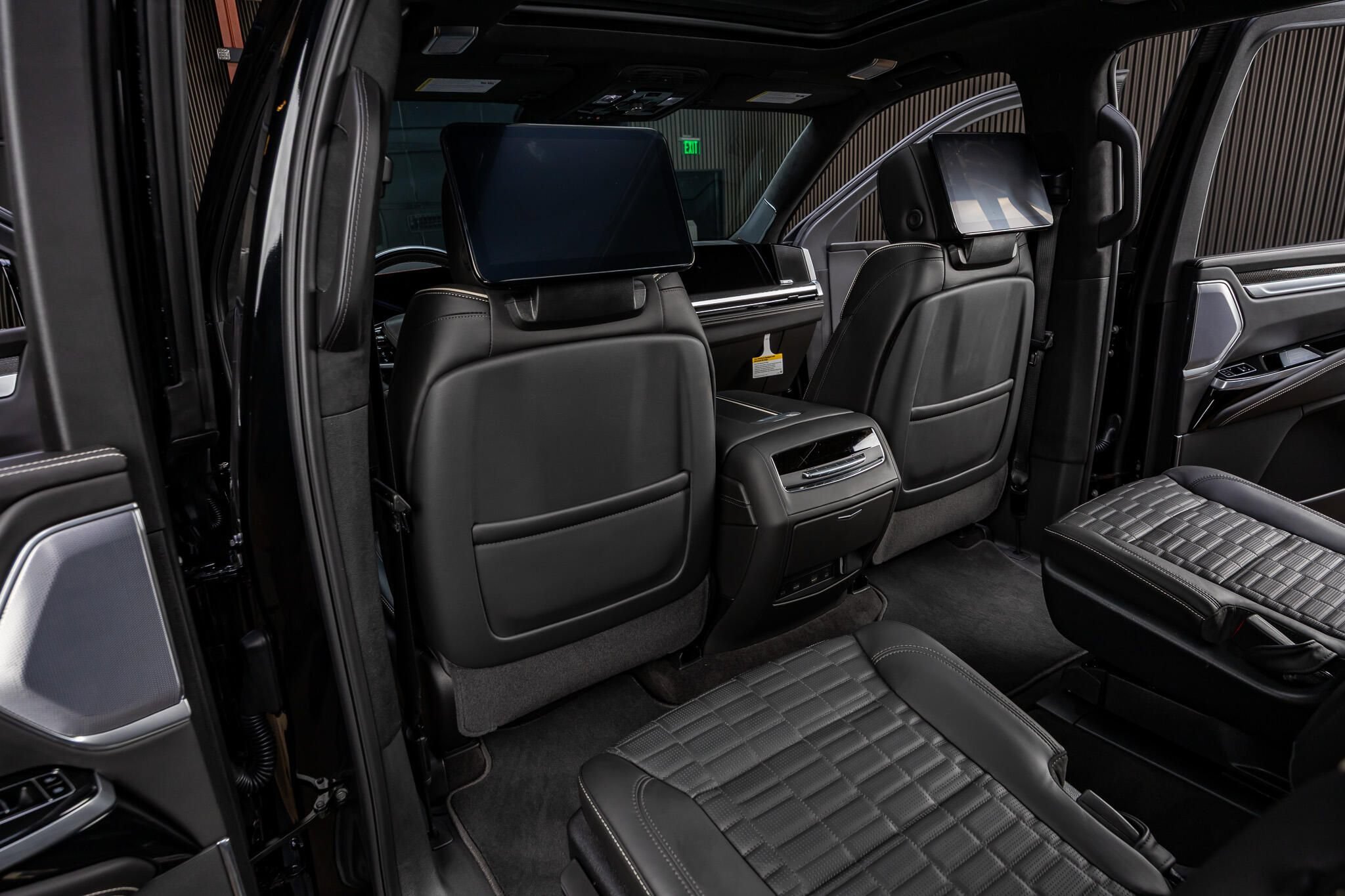 Used 2026 Cadillac Escalade ESV V w/ LPO, ONYX Package AWD/4WD image 32