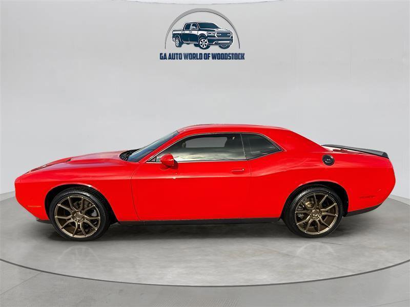Used 2015 Dodge Challenger SXT RWD image 2