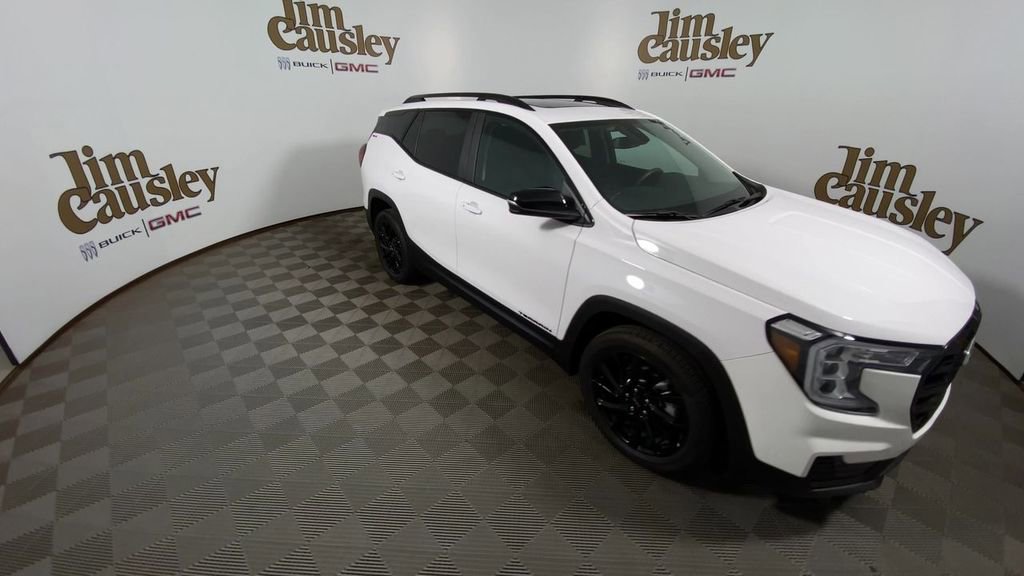 Used 2023 GMC Terrain SLE w/ Driver Convenience Package image 2
