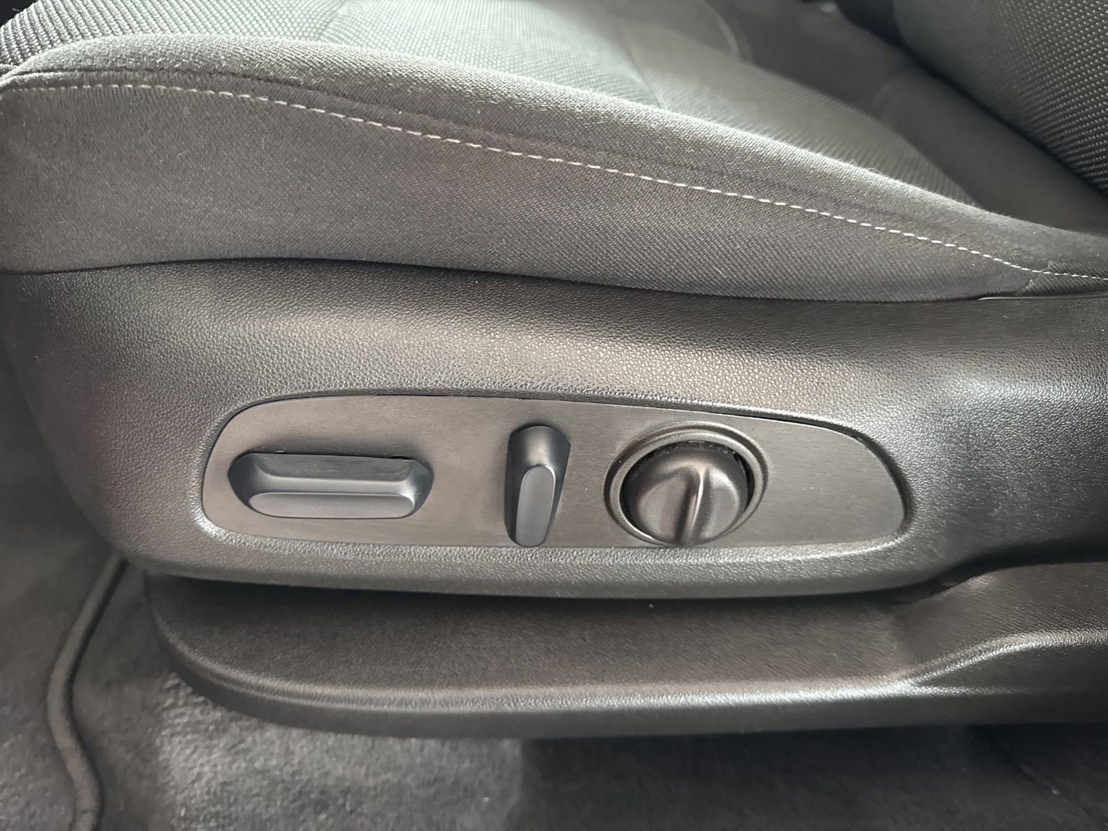 Used 2023 Chevrolet Traverse LT image 23