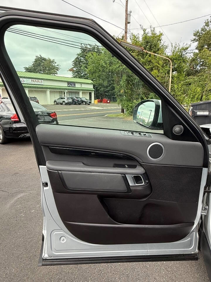 Used 2018 Land Rover Discovery SE image 14