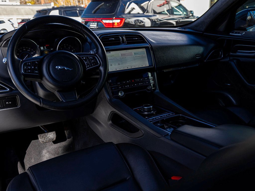 Used 2020 Jaguar F-PACE Premium image 15