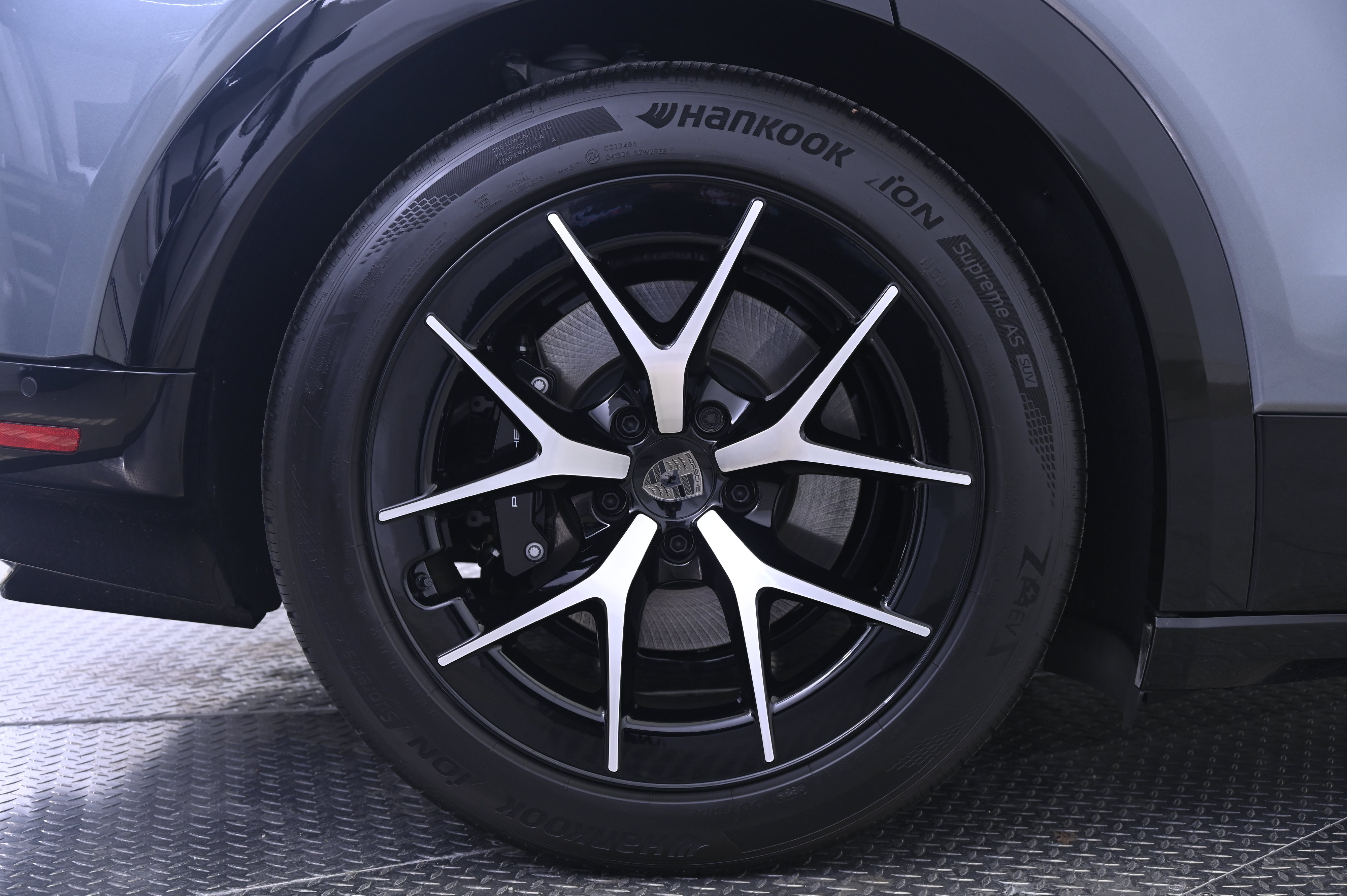 Certified 2026 Porsche Cayenne Turbo AWD/4WD image 13