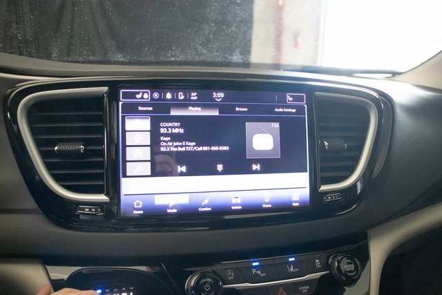 Used 2024 Chrysler Pacifica Touring-L image 33