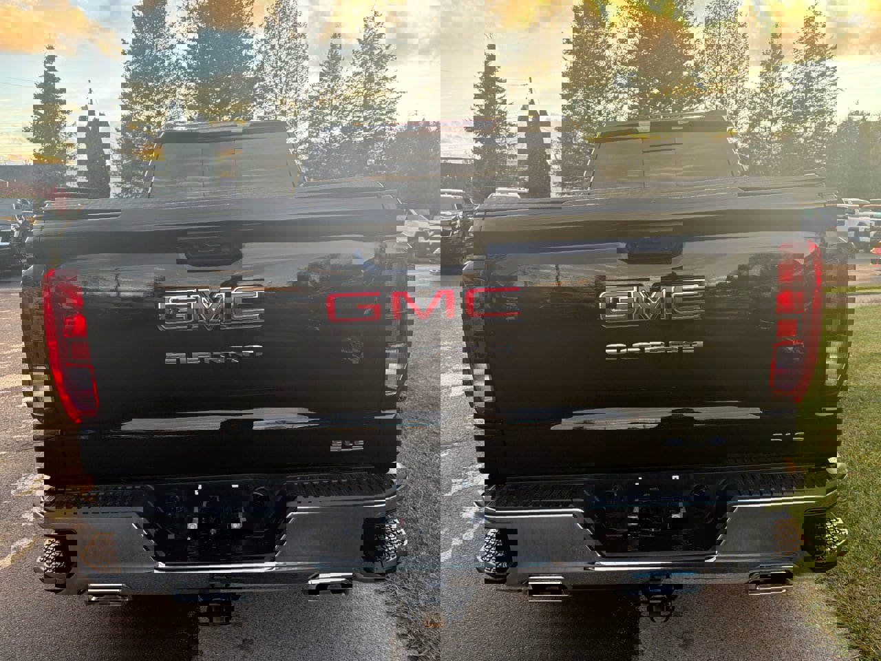 Used 2023 GMC Sierra 1500 SLE w/ Preferred Package image 5