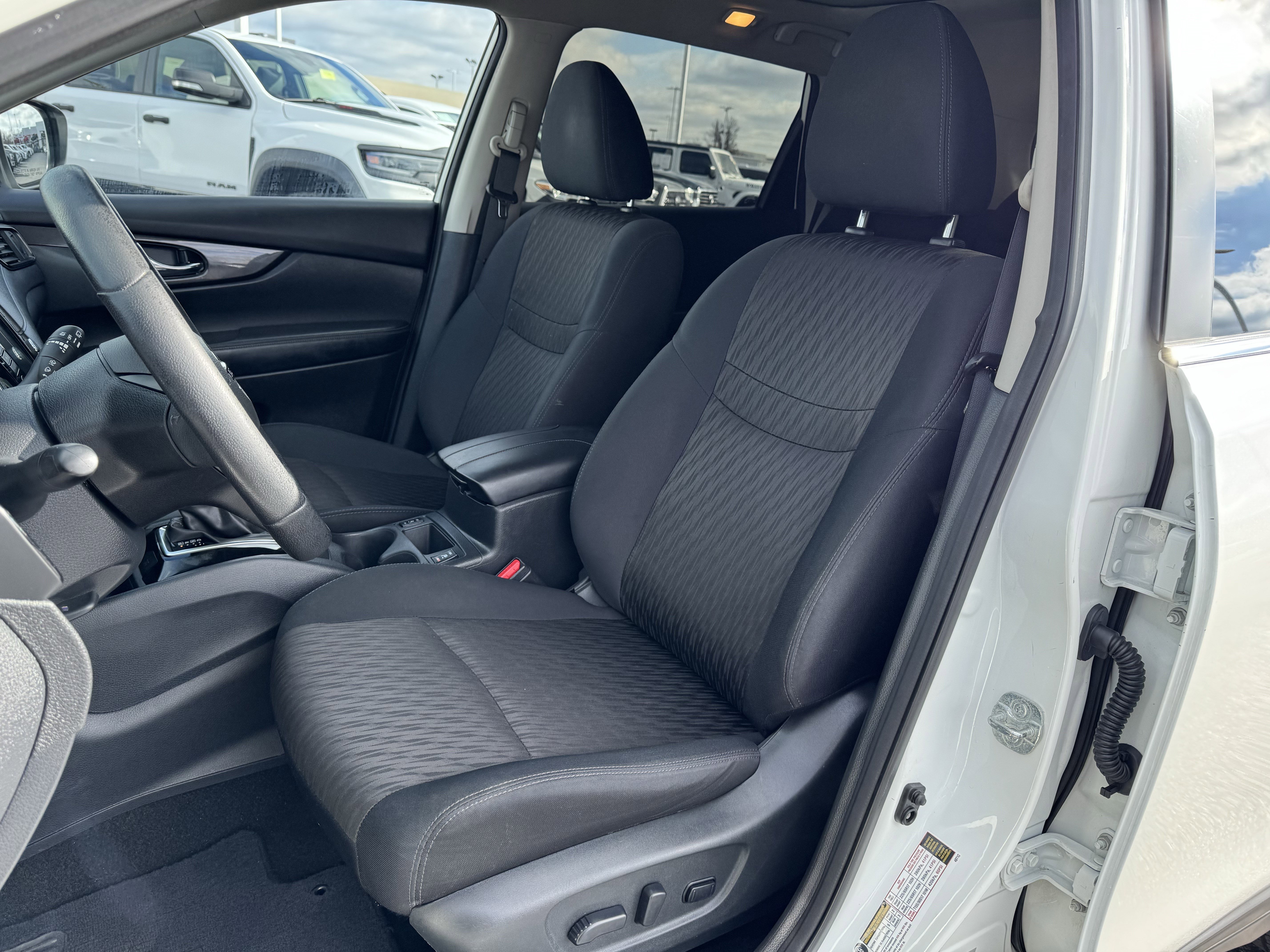 Used 2019 Nissan Rogue SV w/ Premium Package image 24