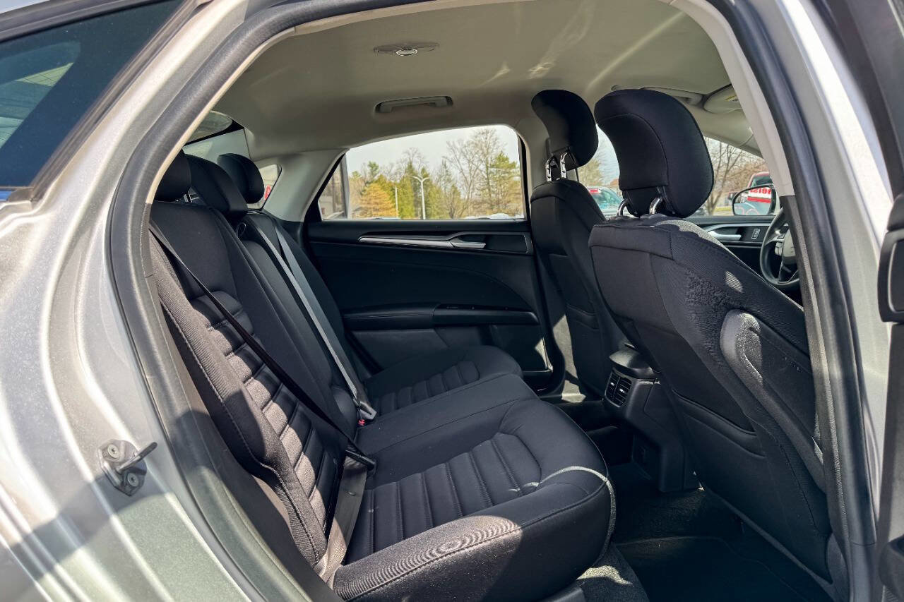 Used 2015 Ford Fusion SE image 16