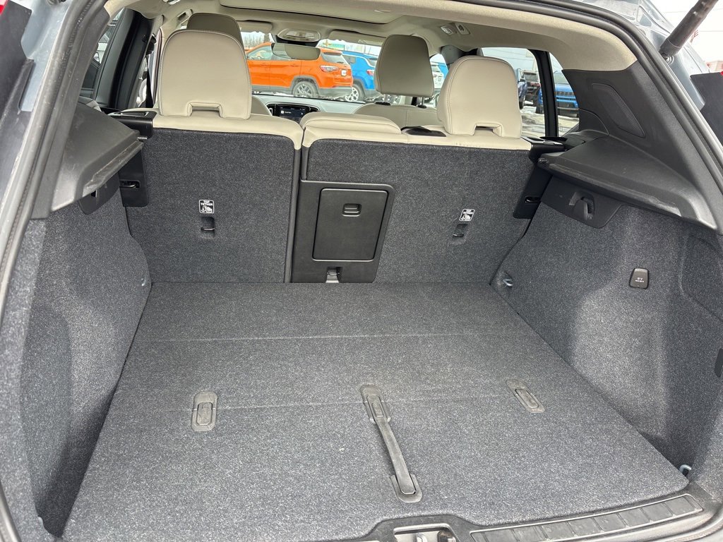 Used 2023 Volvo XC40 B4 Ultimate image 25