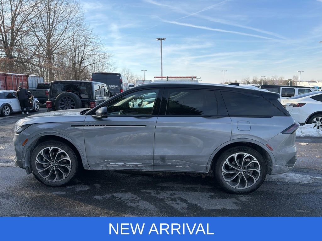 Used 2025 Lincoln Nautilus Reserve image 2