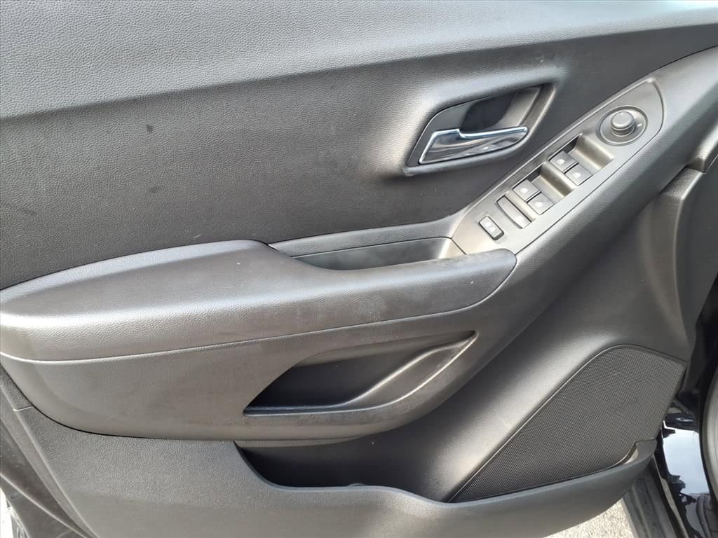 Used 2020 Chevrolet Trax LT w/ LT Convenience Package image 16