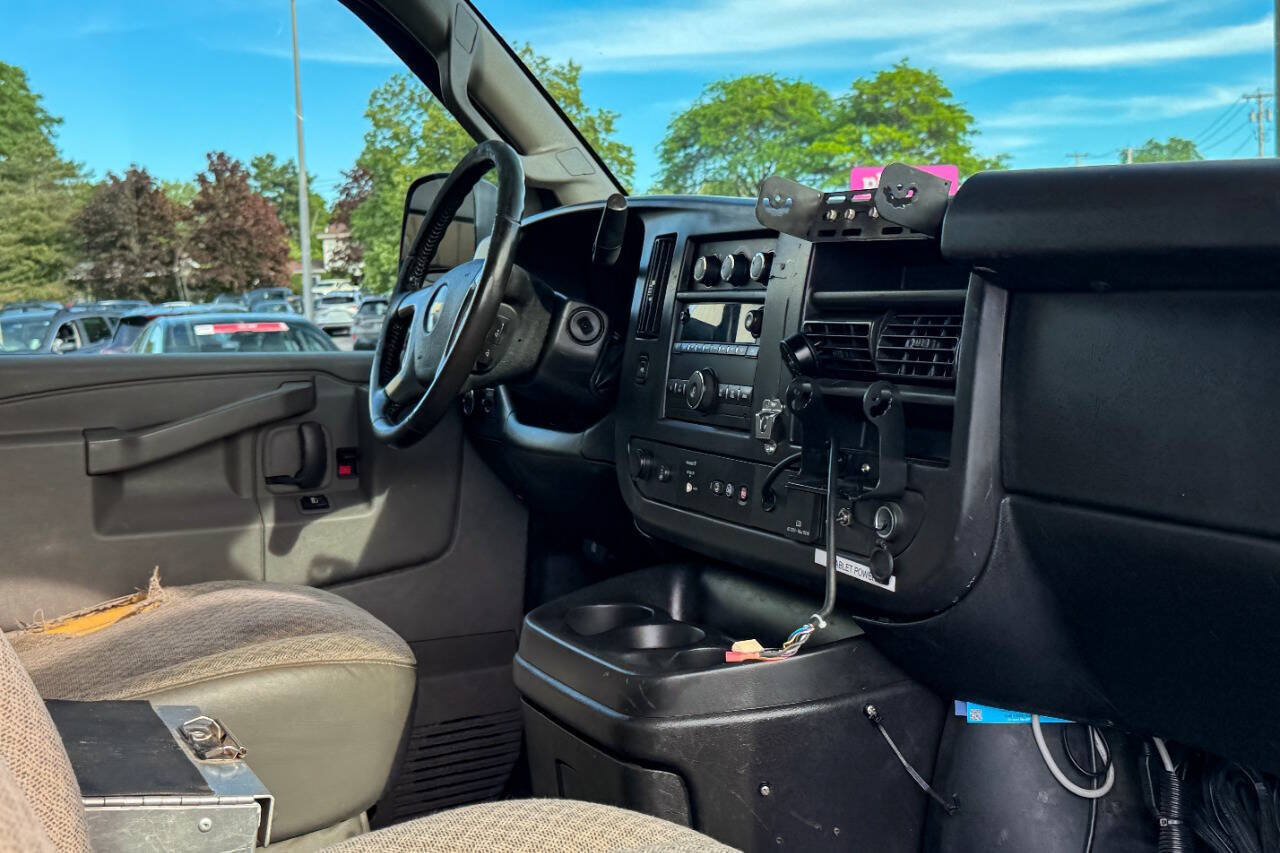 Used 2018 Chevrolet Express 2500 w/ Driver Convenience Package RWD image 13