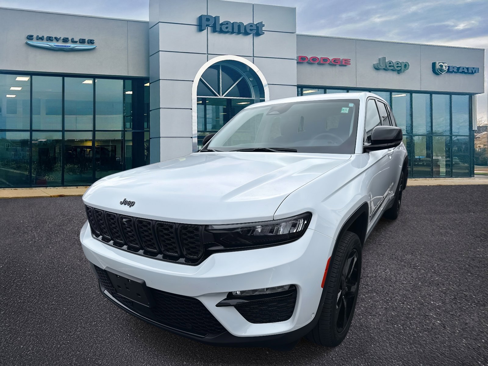 Used 2023 Jeep Grand Cherokee Limited w/ Luxury Tech Group II image 4