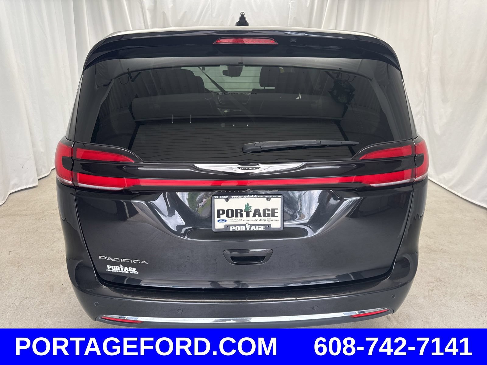 Used 2023 Chrysler Pacifica Touring-L FWD image 3