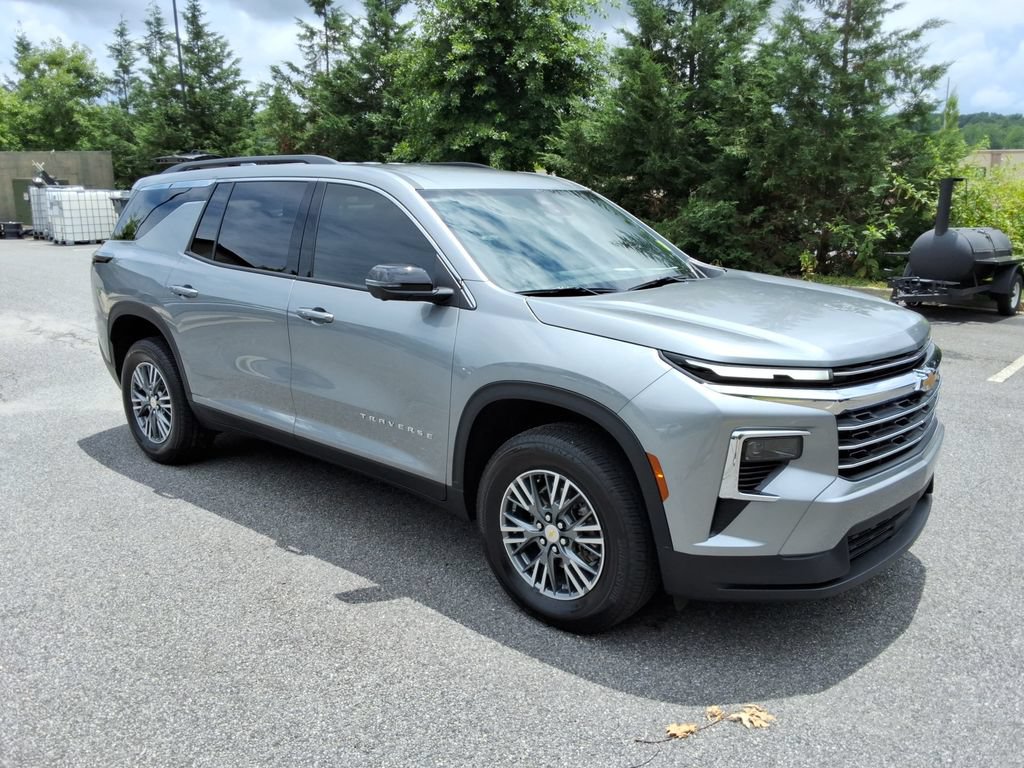 Certified 2025 Chevrolet Traverse LT w/ Driver Confidence Package FWD image 3