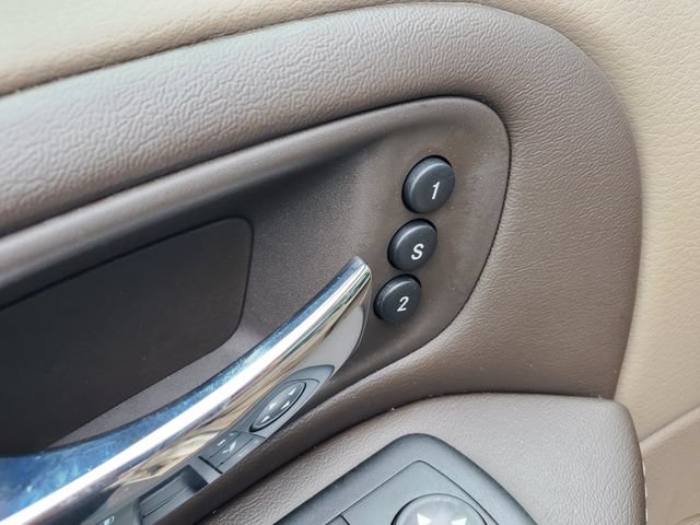 Used 2015 Chrysler Town & Country Limited Platinum FWD image 19