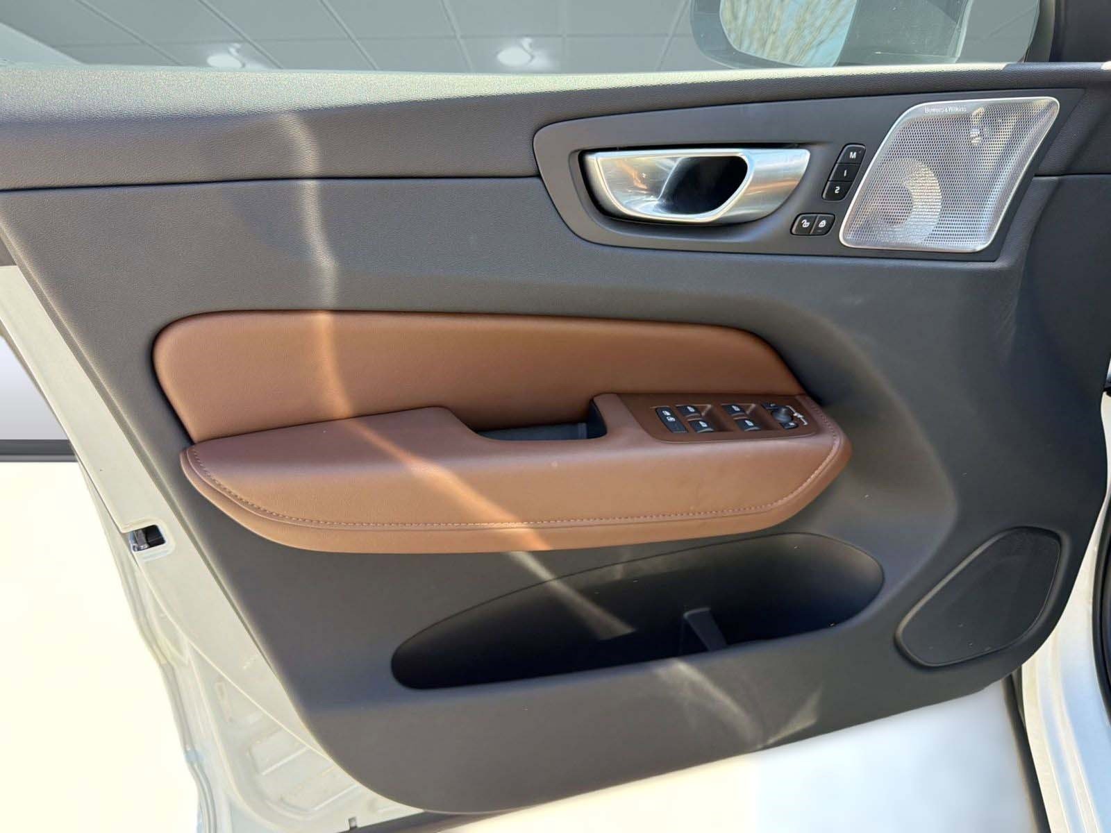 Certified 2024 Volvo XC60 B5 Ultimate w/ Protection Package Premier image 23