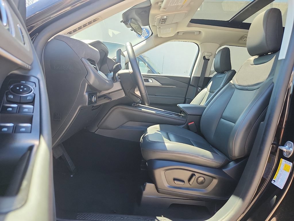Used 2025 Ford Explorer Active w/ Active Comfort Package AWD/4WD image 9