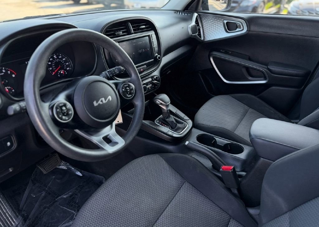 Used 2022 Kia Soul LX image 9