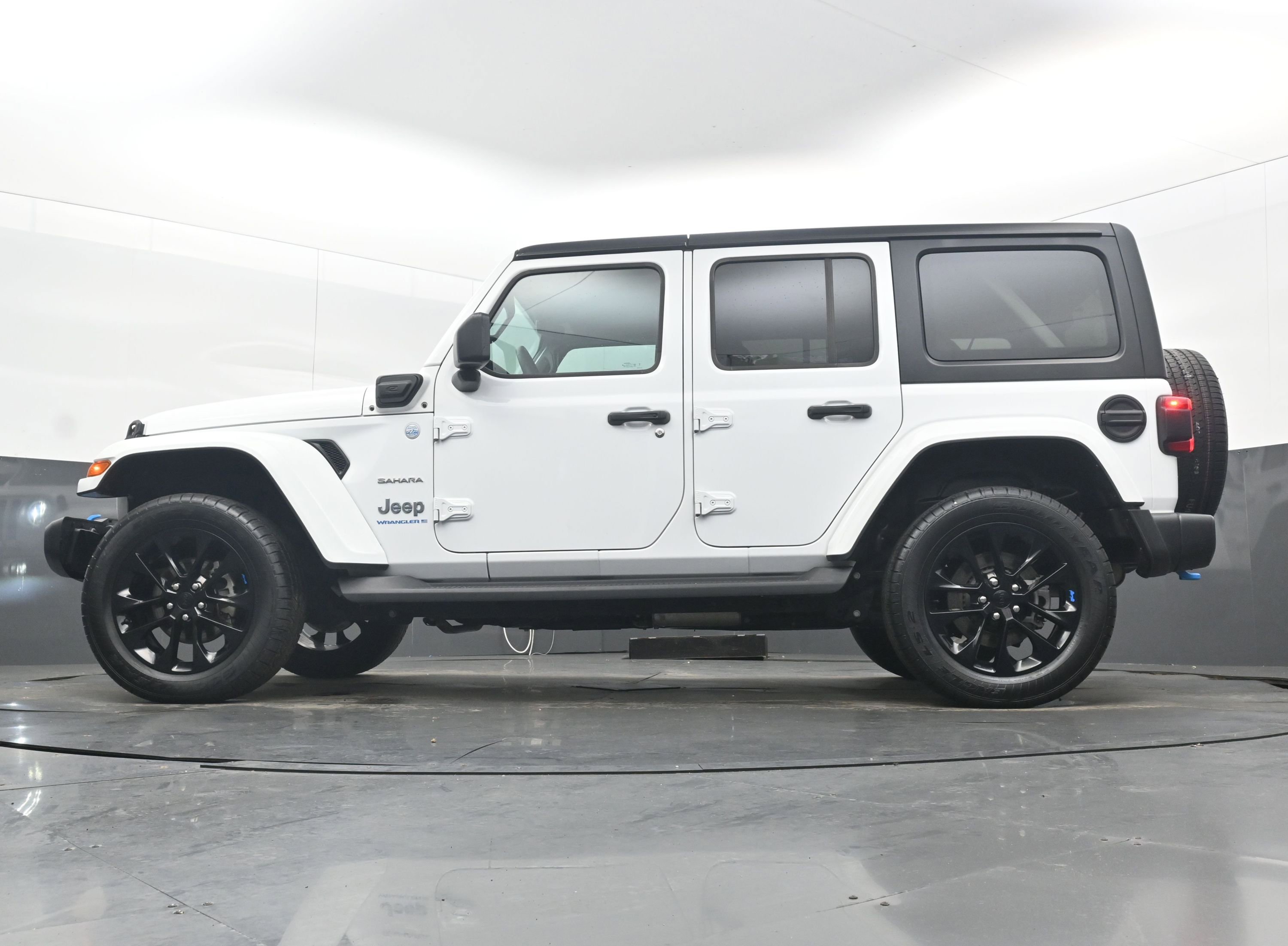Used 2023 Jeep Wrangler Sahara image 27