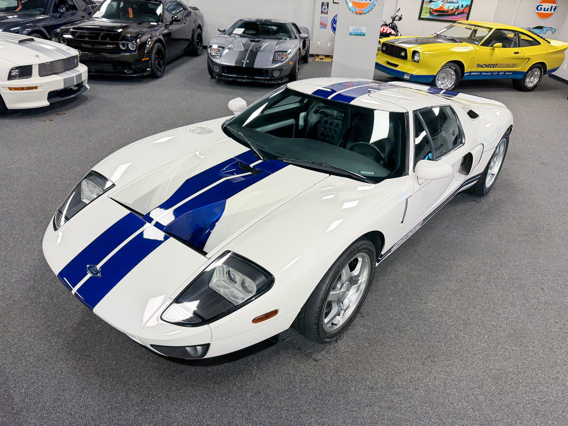 Used 2005 Ford GT RWD image 32