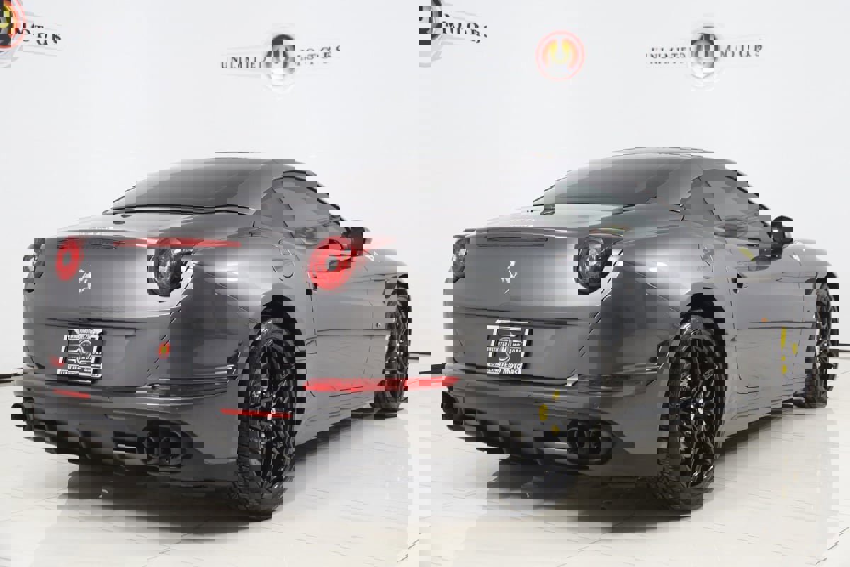 Used 2018 Ferrari California T image 3