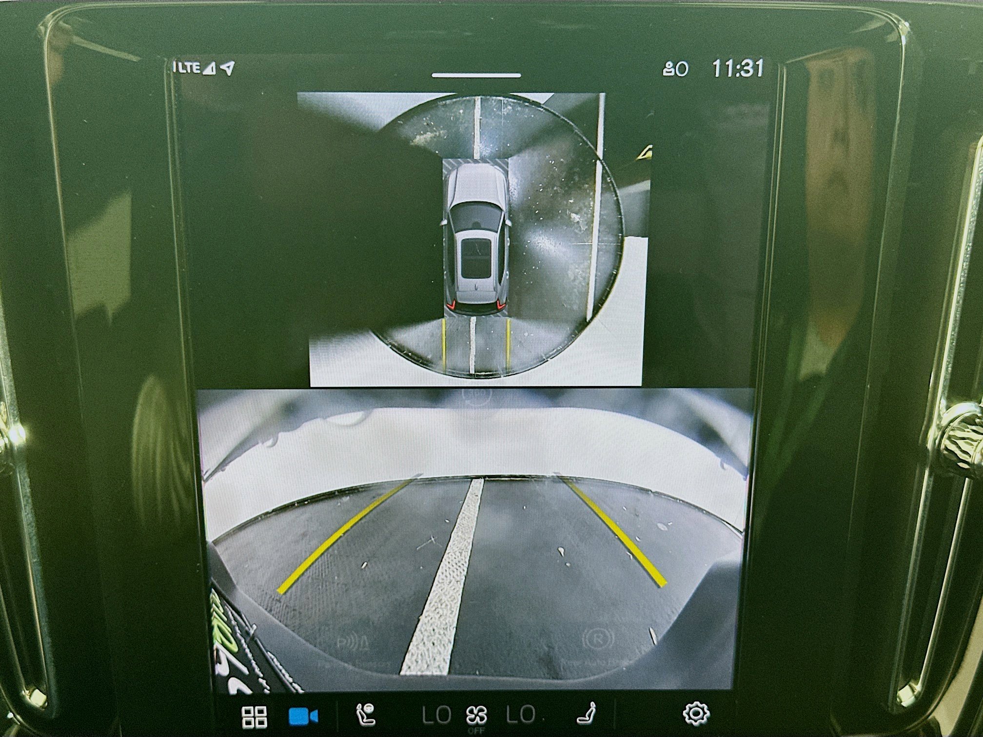 Used 2025 Volvo XC40 B5 Plus image 23