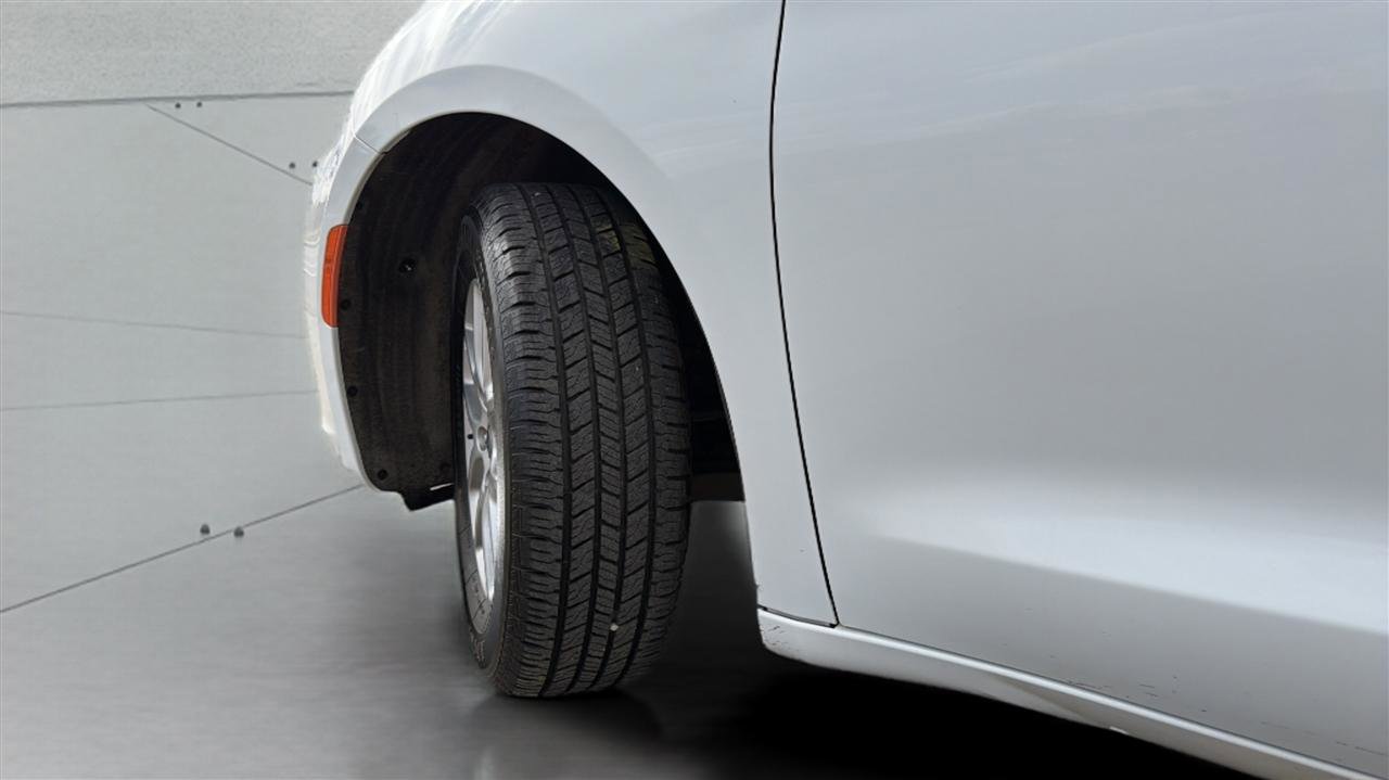 Used 2023 Chrysler Pacifica Touring-L image 30