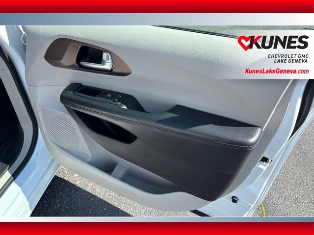Used 2019 Chrysler Pacifica Touring-L FWD image 21