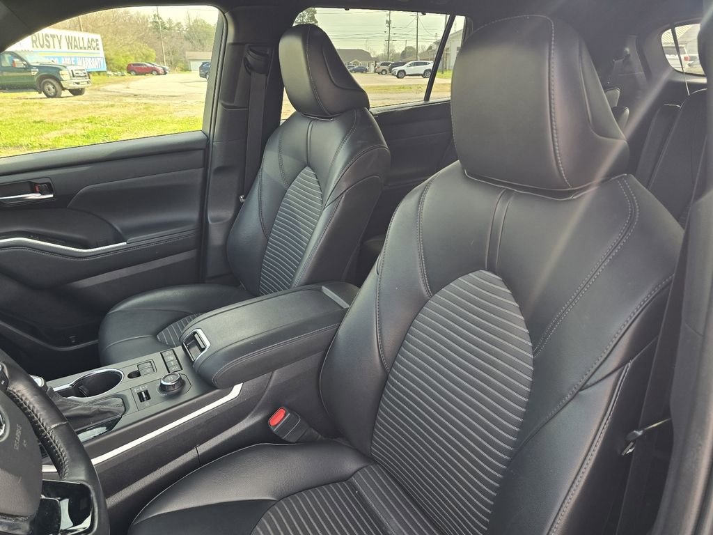 Used 2021 Toyota Highlander XSE AWD/4WD image 14
