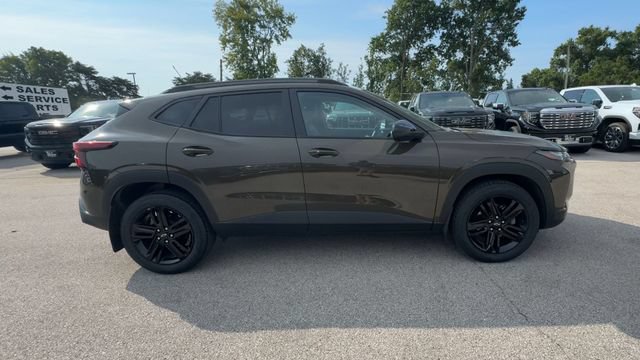 Used 2024 Chevrolet Trax ACTIV w/ Sunroof Package FWD image 2