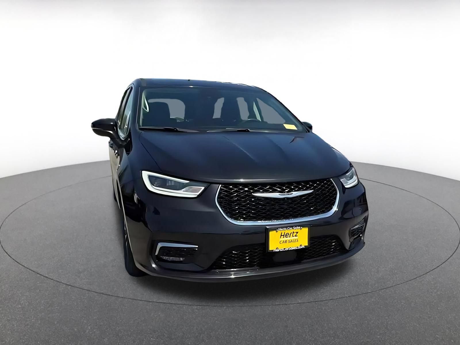 Used 2023 Chrysler Pacifica Touring-L FWD image 3