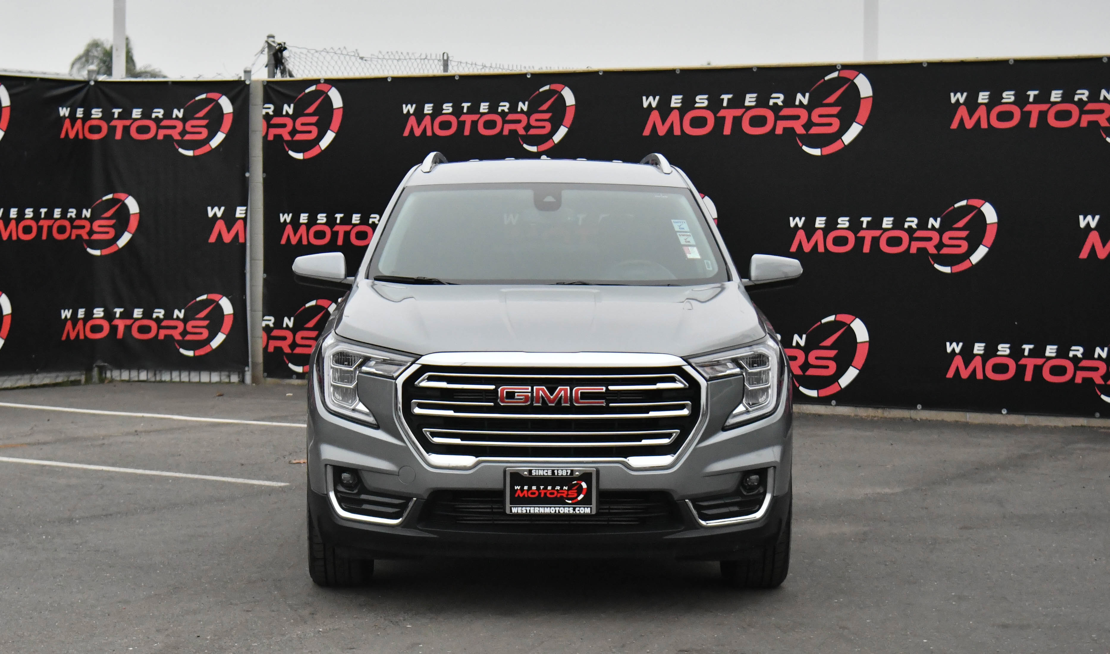 Used 2024 GMC Terrain SLT image 2
