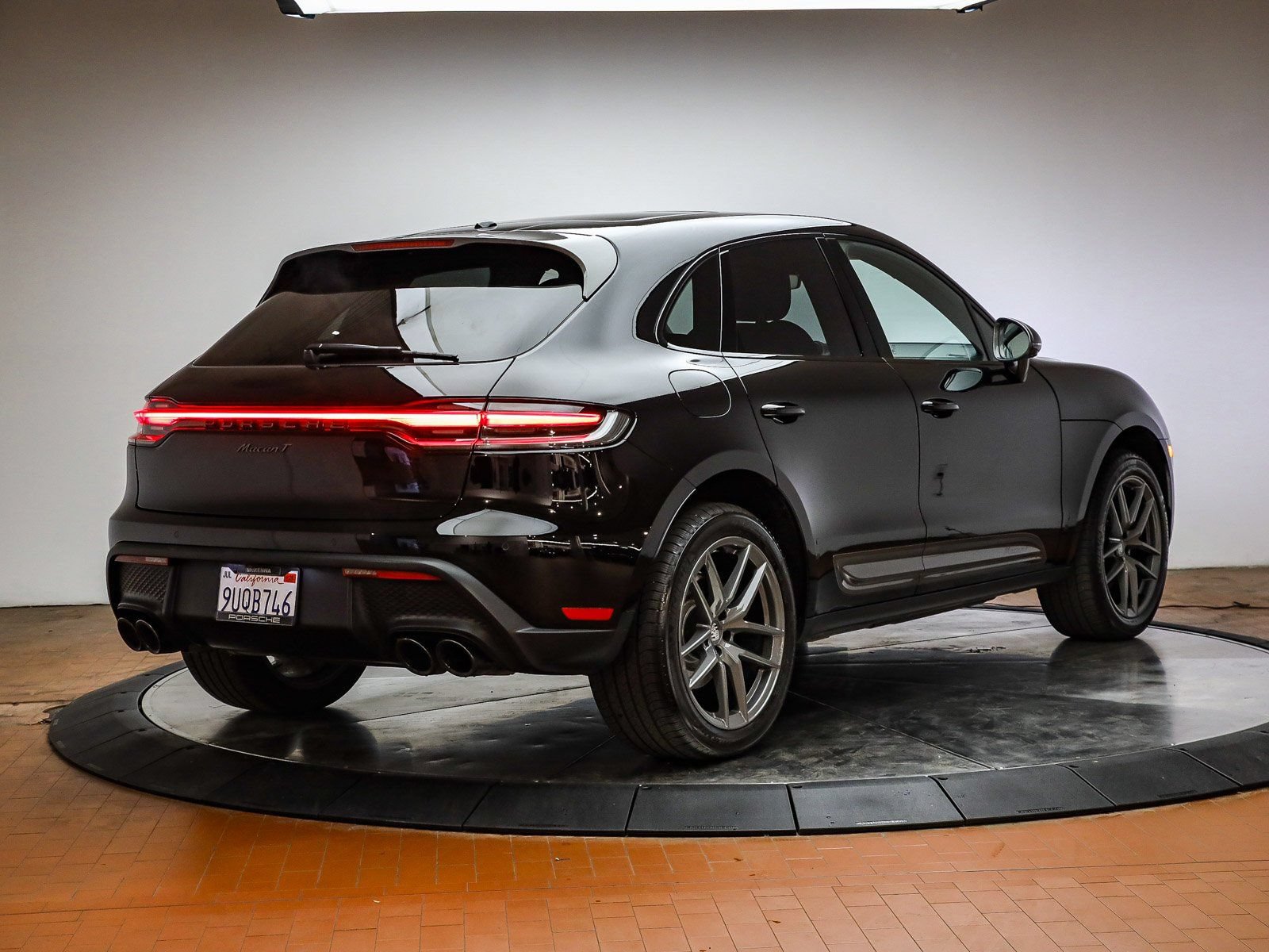 Certified 2025 Porsche Macan Turbo AWD/4WD image 7