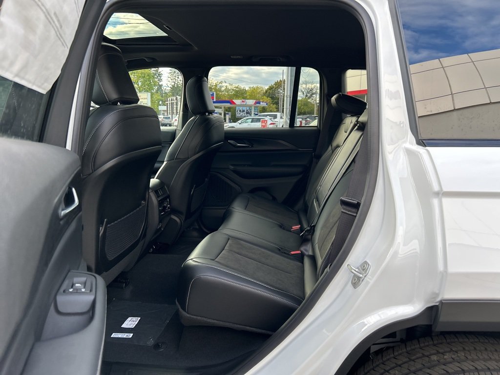 New 2025 Jeep Grand Cherokee Altitude AWD/4WD image 10