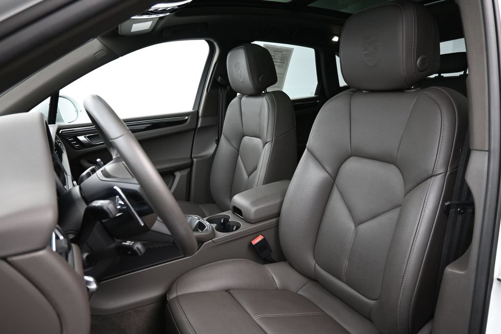 Certified 2025 Porsche Macan AWD/4WD image 5
