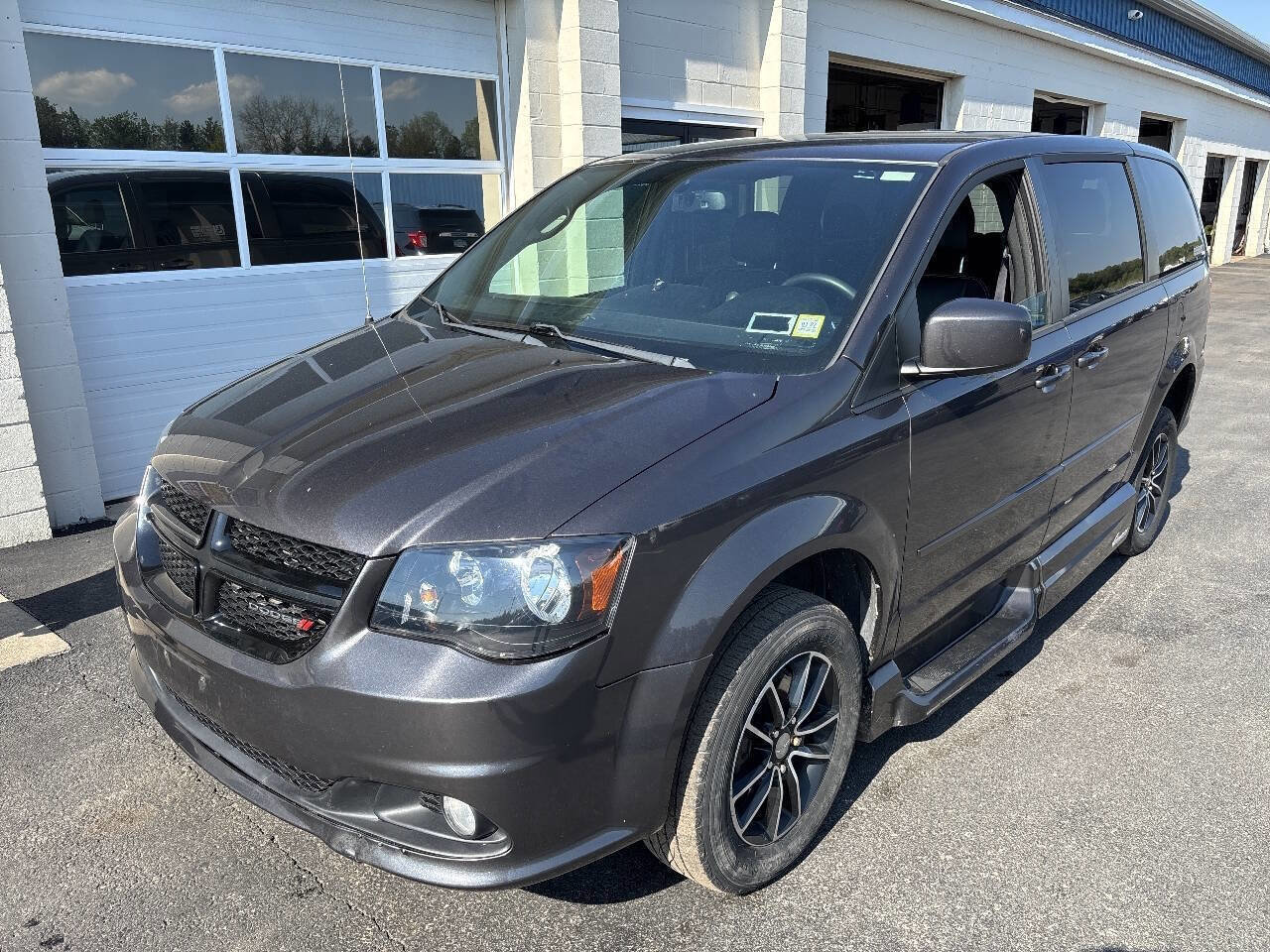 Used 2015 Dodge Grand Caravan SXT FWD image 3