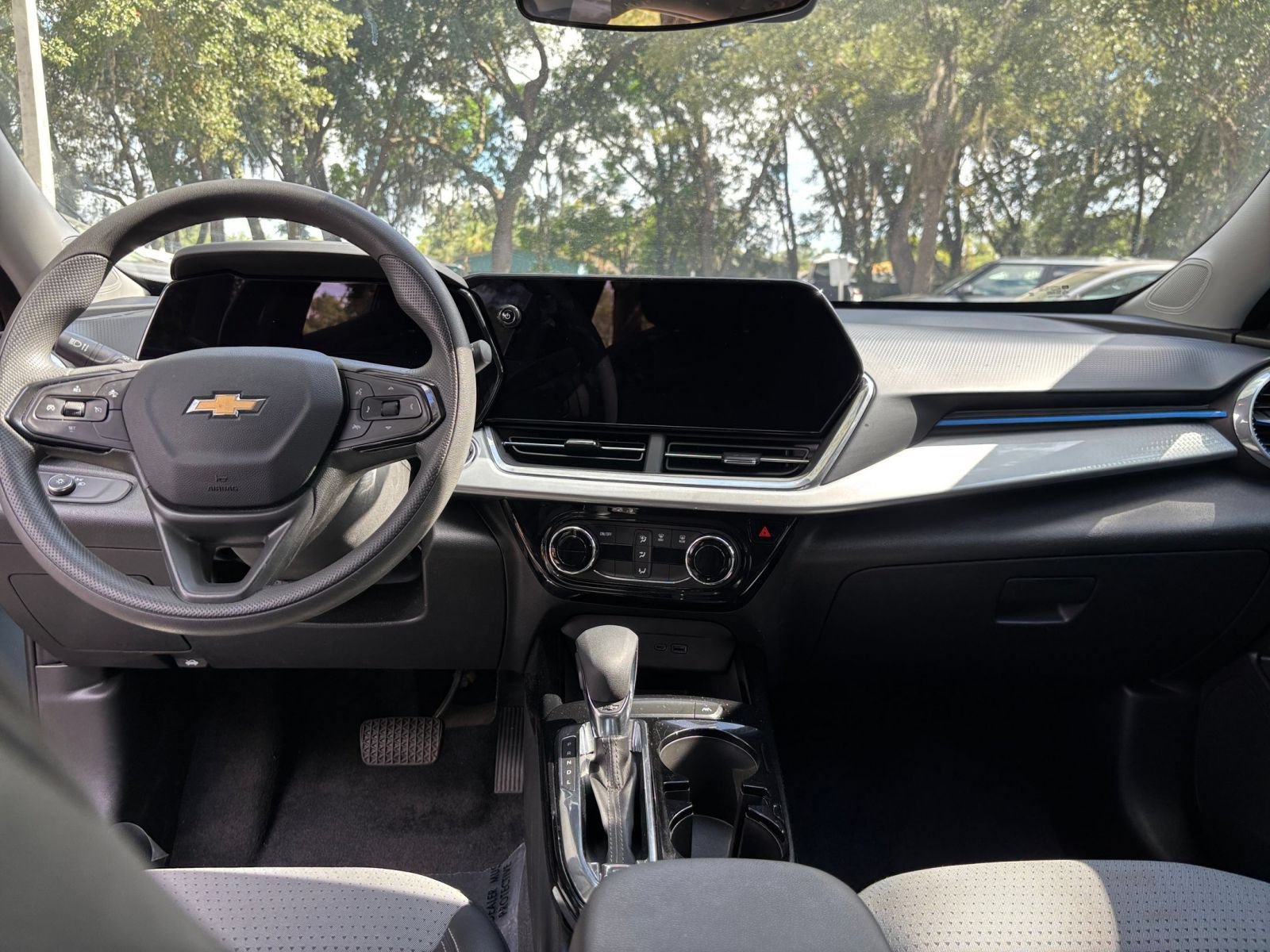 Used 2025 Chevrolet Trax LT FWD image 32