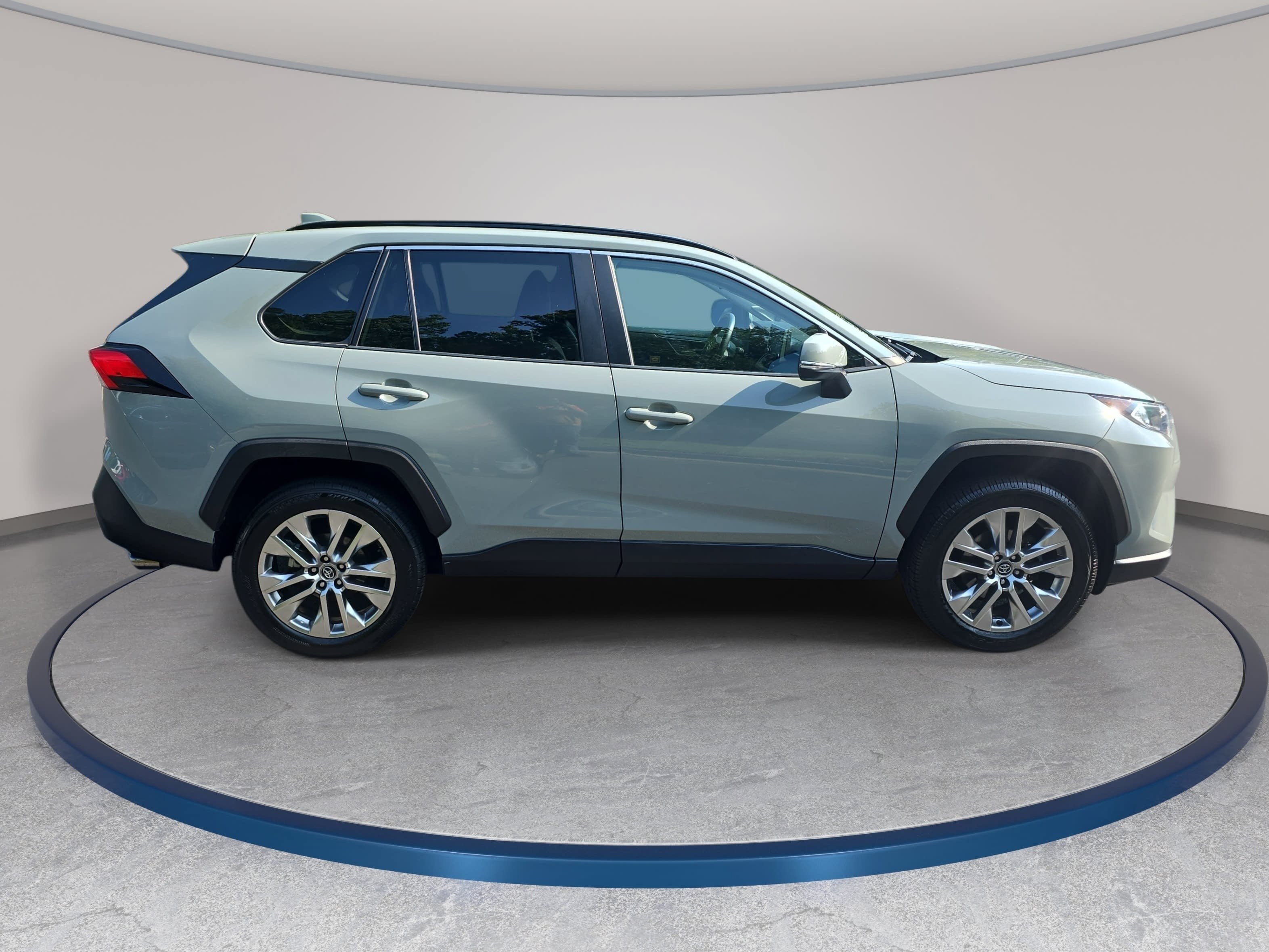 Used 2020 Toyota RAV4 XLE Premium AWD/4WD image 4