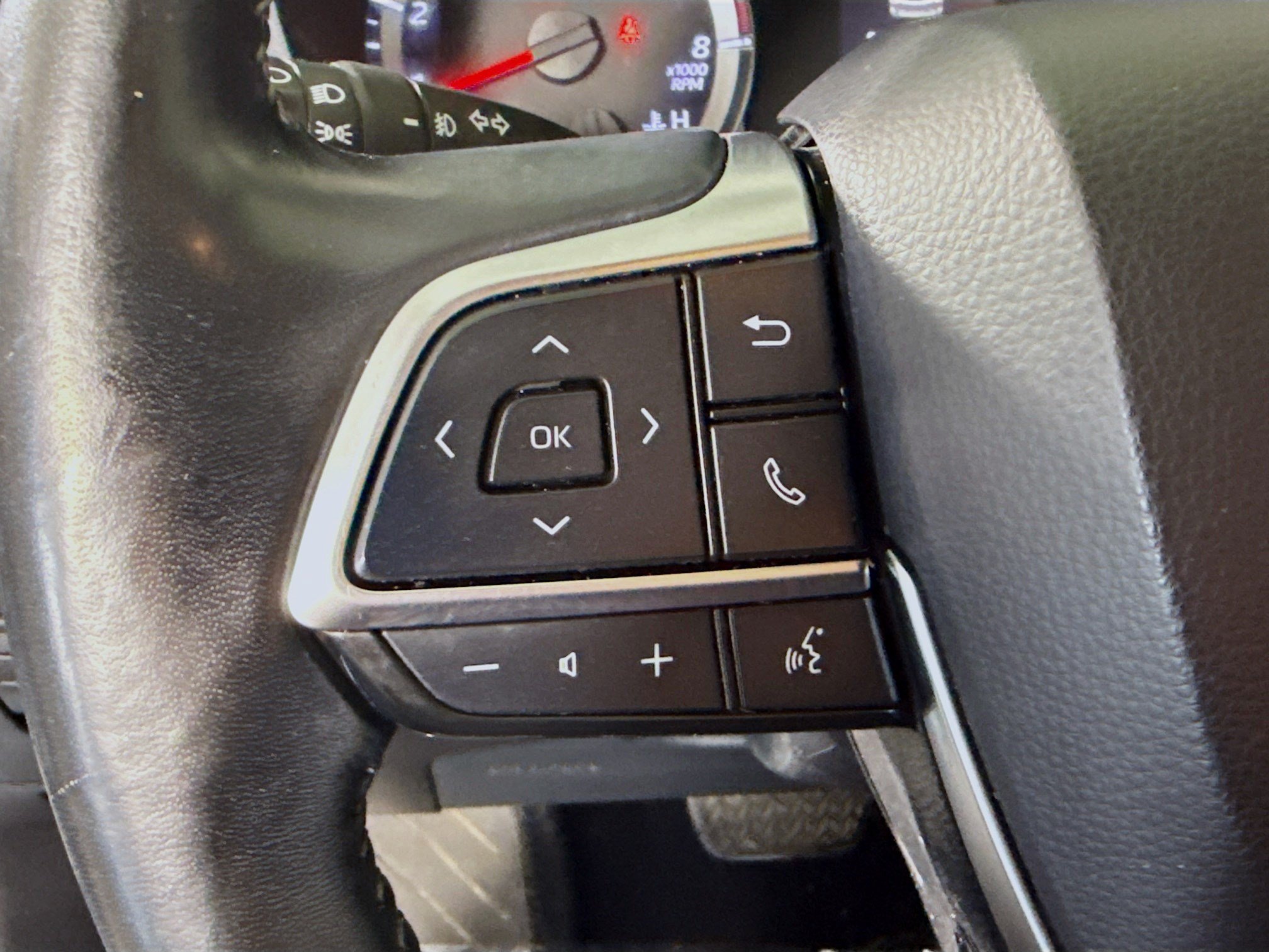 Used 2021 Toyota Highlander LE FWD image 14