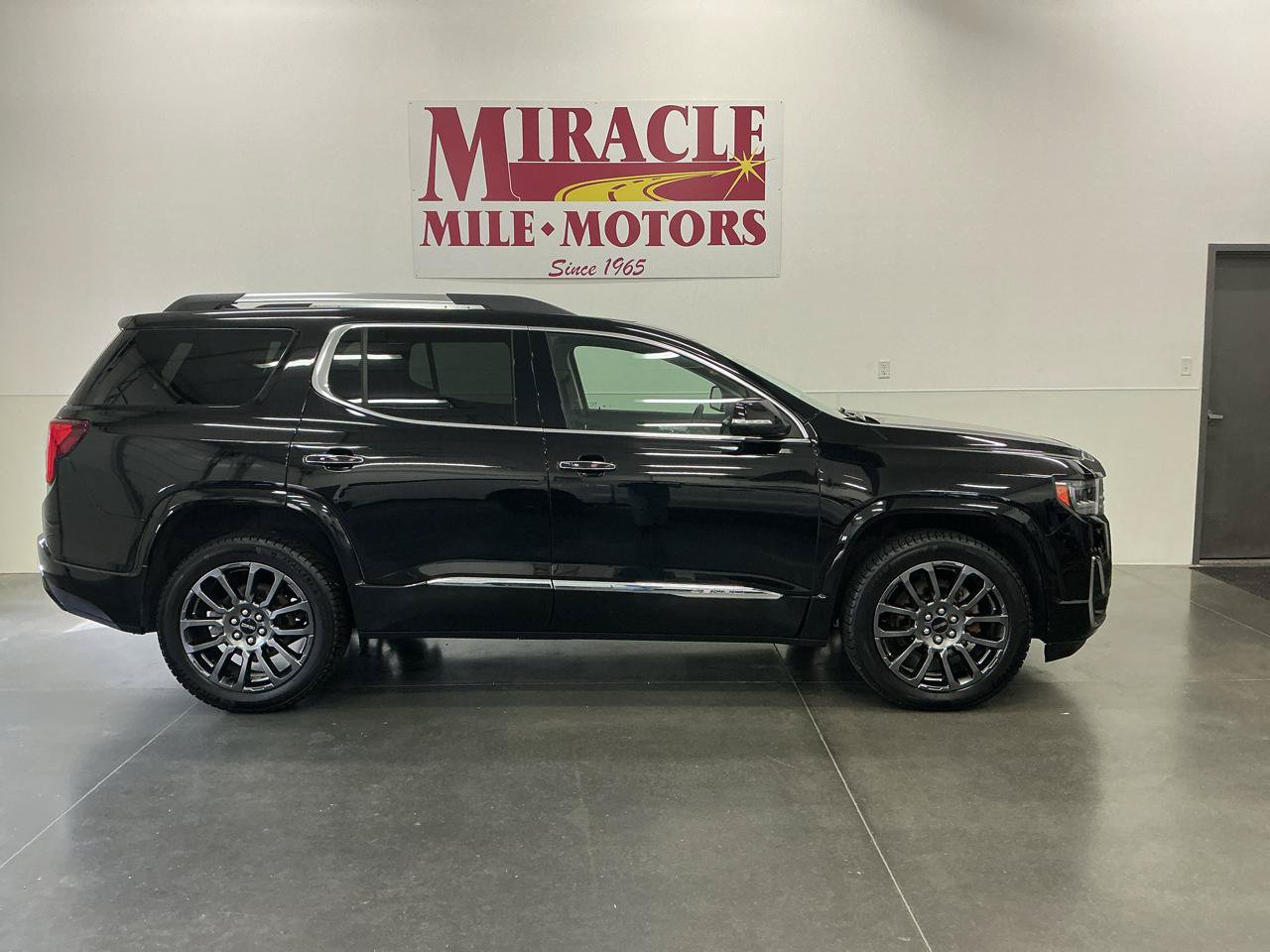 Used 2023 GMC Acadia Denali w/ Black Diamond Edition AWD/4WD image 6