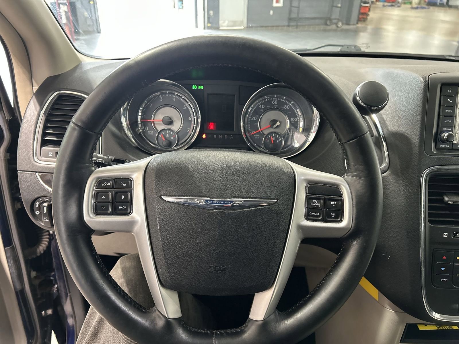 Used 2016 Chrysler Town & Country Touring w/ Driver Convenience Group FWD image 17