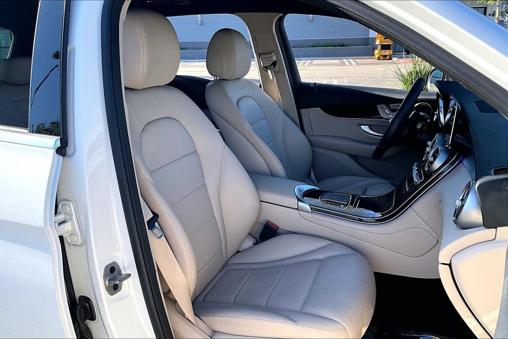 Used 2021 Mercedes-Benz GLC 300 4MATIC w/ Premium Package image 9