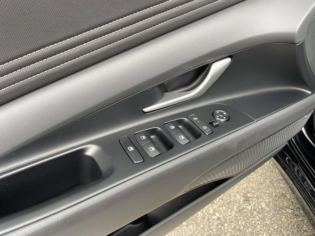 Used 2025 Hyundai Elantra Limited FWD image 15