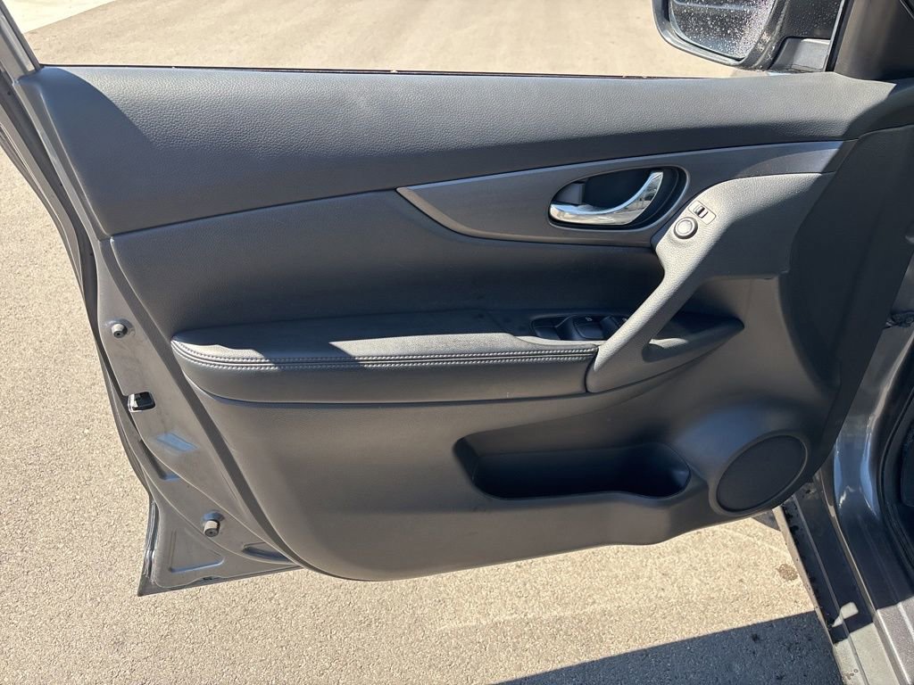 Used 2015 Nissan Rogue SV w/ SV Family Package image 7