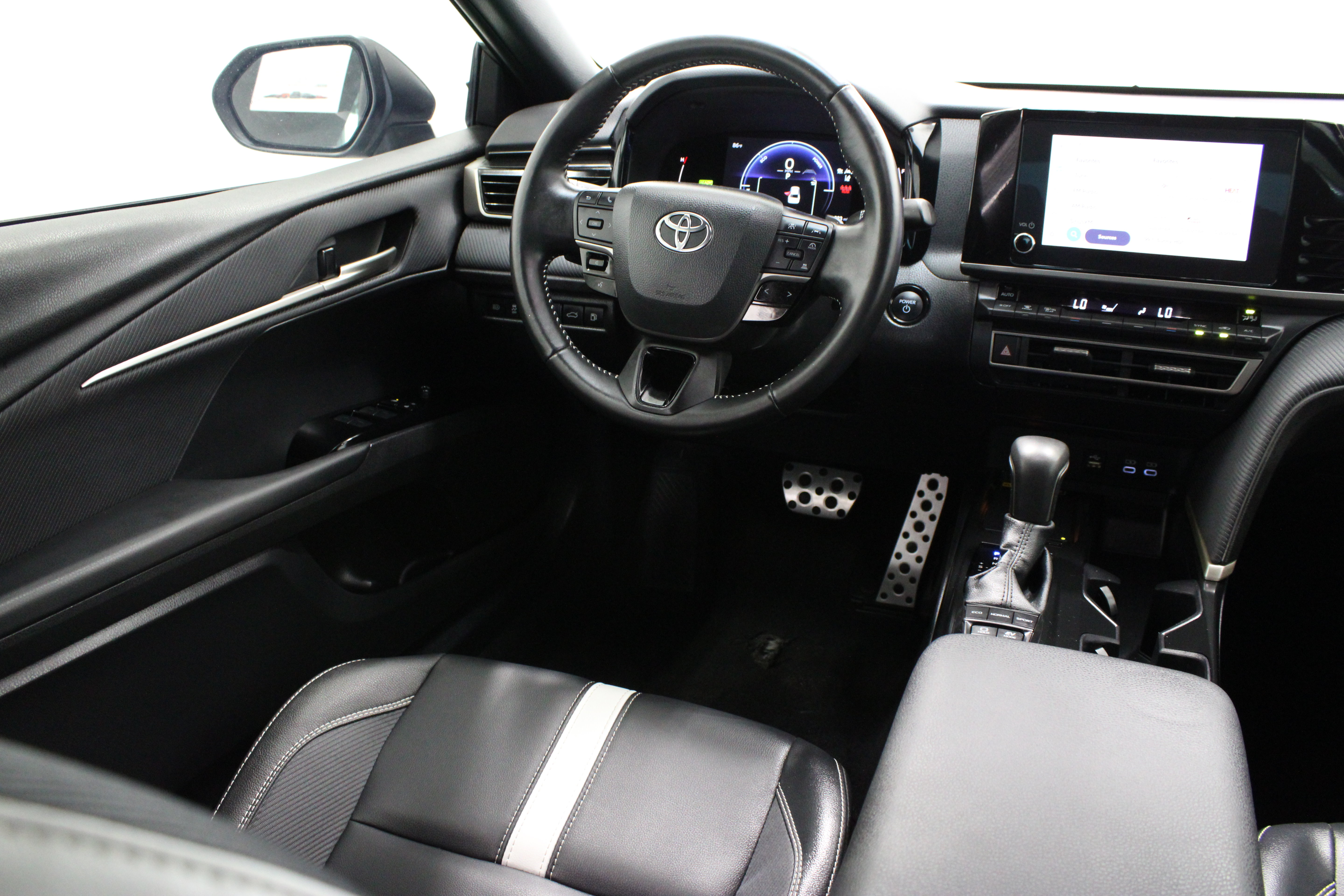 Used 2025 Toyota Camry SE FWD image 30