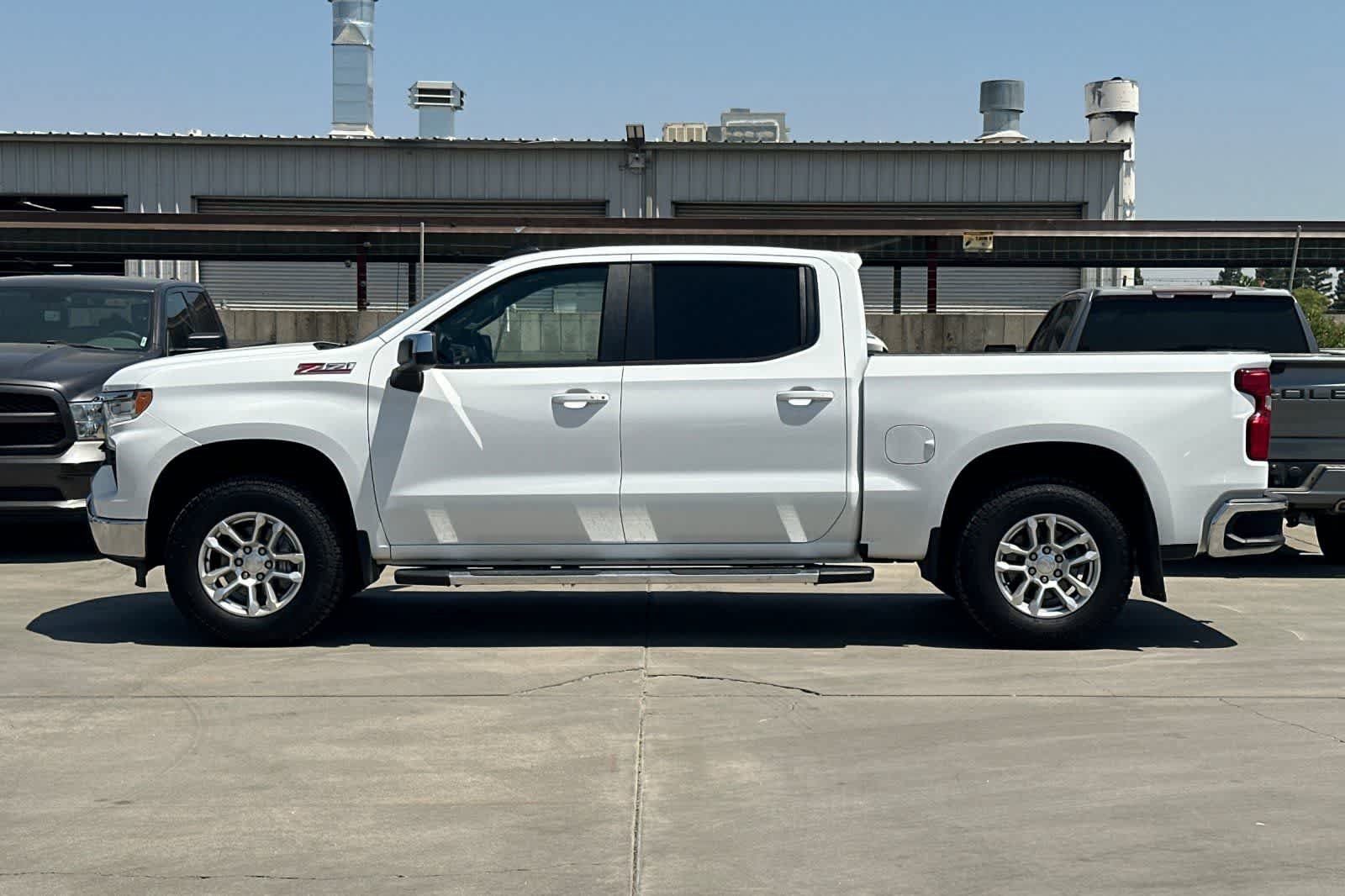 Used 2022 Chevrolet Silverado 1500 LT w/ Z71 Off-Road Package AWD/4WD image 6