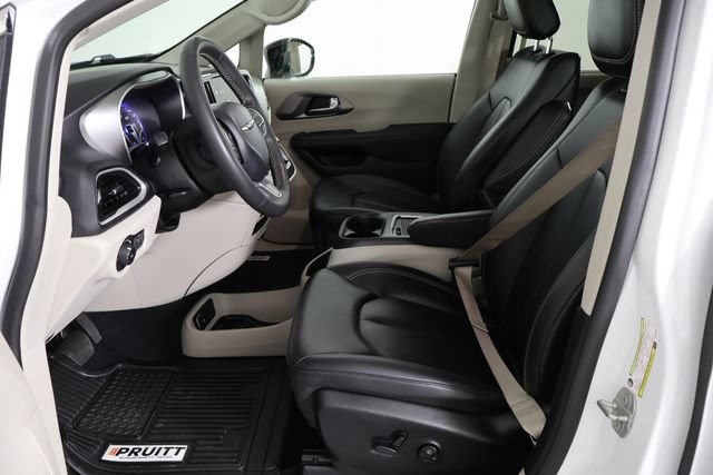 Used 2024 Chrysler Pacifica Touring-L FWD image 21