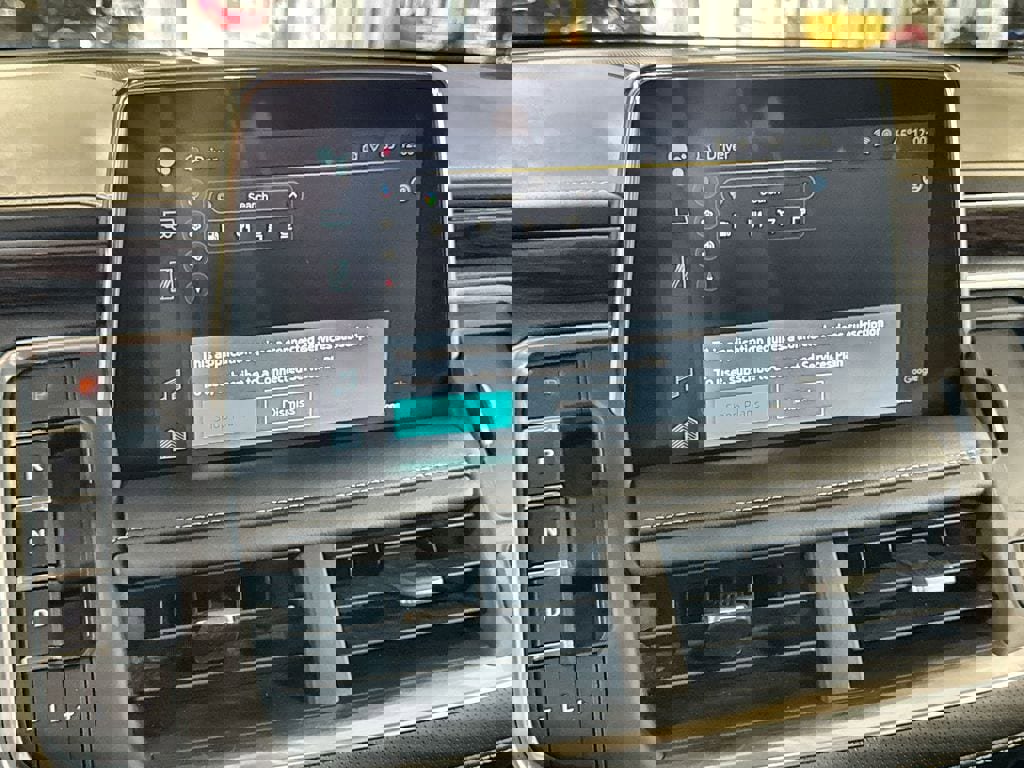 Used 2024 Chevrolet Suburban Premier image 21