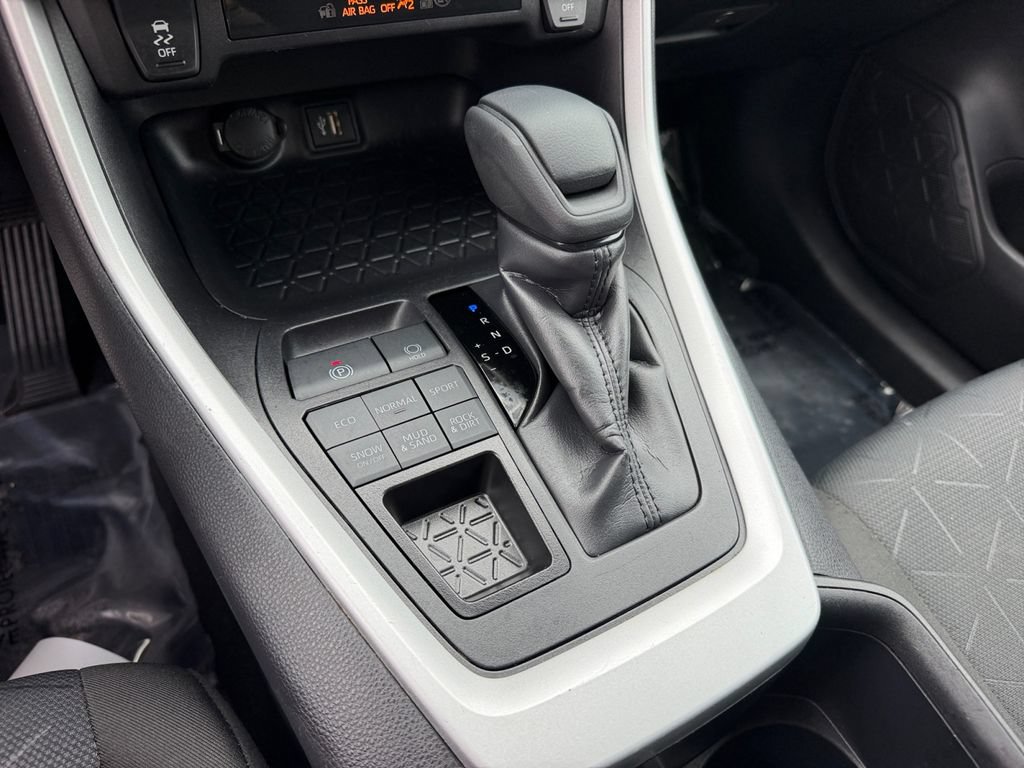 Used 2025 Toyota RAV4 XLE AWD/4WD image 25
