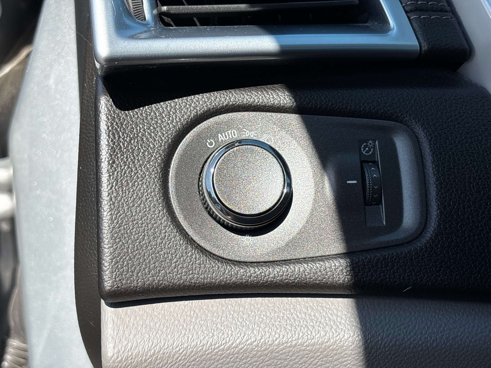 Used 2011 Cadillac SRX Luxury FWD image 28